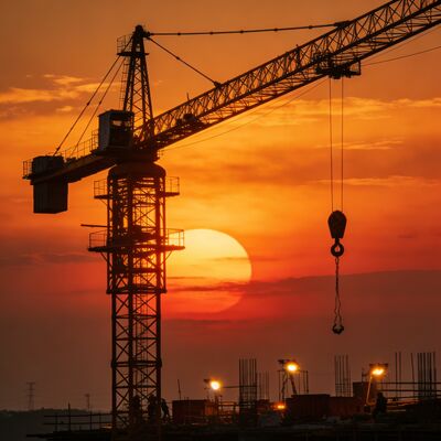 Velocidade de 0 a 50 m/min Capacidade de carga 10 T e velocidade de subida 0,5 mmin Projetado para o movimento de materiais